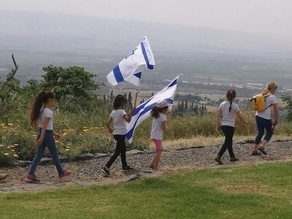 ילדי בי"ס עלי גבעה ביום הזיכרון לנופלים במערכות ישראל