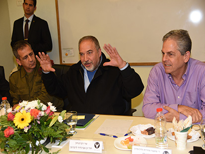 שר הביטחון אביגדור ליברמן בפגישה עם פורום קו עימות. צילום: דוברות מועצה