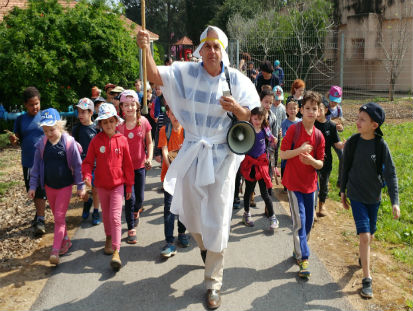 גיורא זלץ מוביל יציאת מצרים בלב העמק. צילום אביב לשם