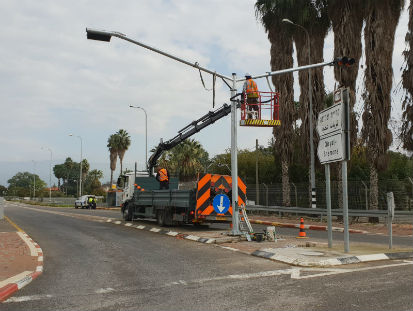 רמזור בכניסה לכפר בלום. צילום אביב לשם