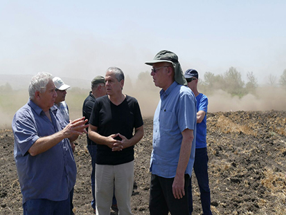 שר החקלאות אורי אריאל באדמות החולה